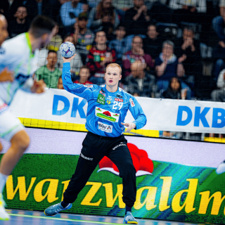 David Späth beim werfen im Spiel gegen Wetzlar.