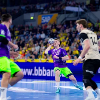 Haukur Thrastarson beim Werfen im Heimspiel gegen den BHC.