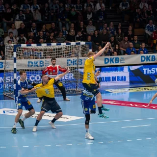 Haukur Thrastarson und Jannik Kohlbacher wehren einen Torwurf ab im Spiel gegen Eisenach.