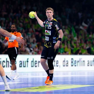 Haukur Thrastarson mit dem Ball beim Spiel gegen Berlin.