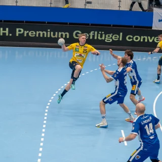 Haukur Thrastarson wirft auf das Tor im Spiel gegen Eisenach.