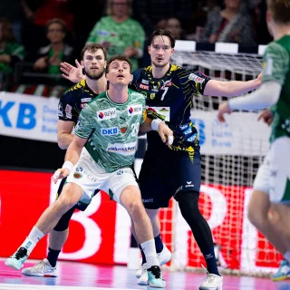 Robert Timmermeister und Steven Plucnar Jaobsen beim Ballabwehren beim Spiel gegen Berlin.