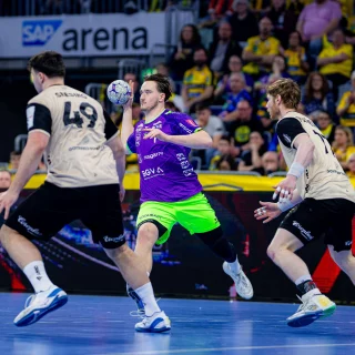 Robert Timmermeister beim Heimspiel gegen den BHC mit Gegnern.