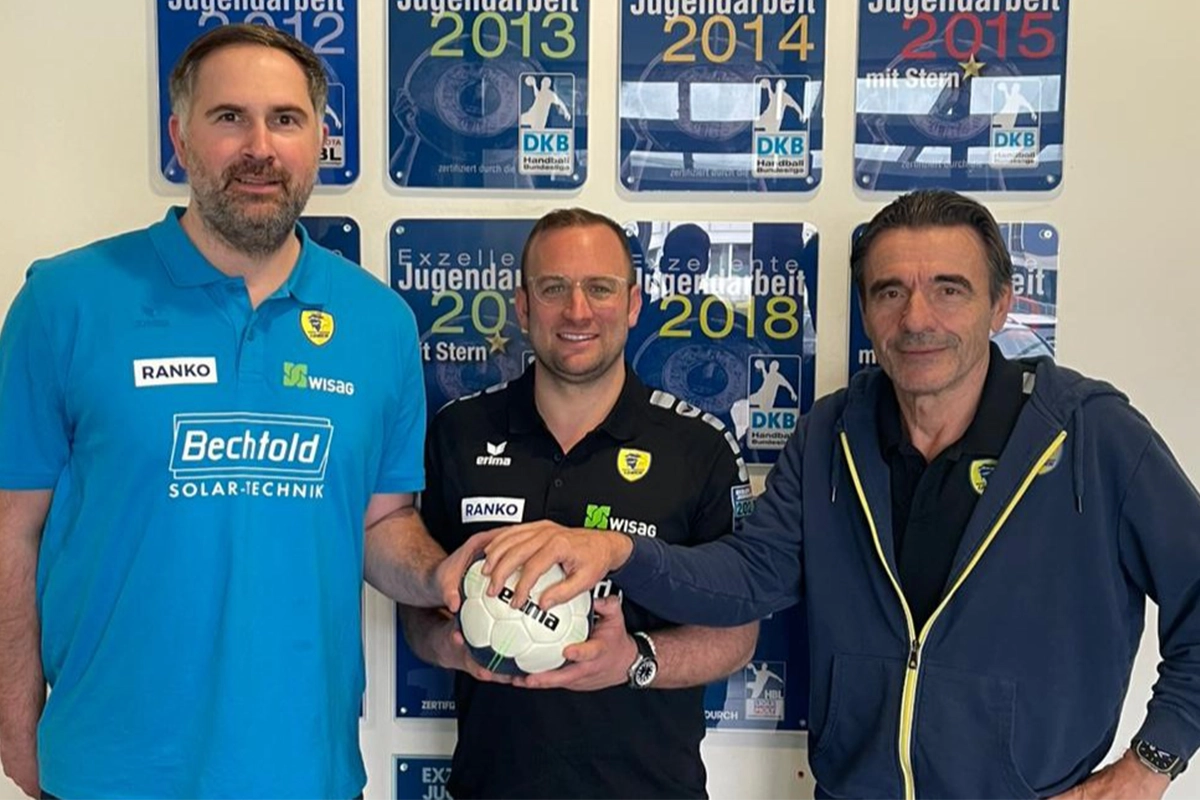 Die Verantwortlichen der Junglöwen, links Tobias Scholtes und rechts Rolf Bechtold, mit dem künftigen U23-Coach Daniel Wernig – Foto: RNL