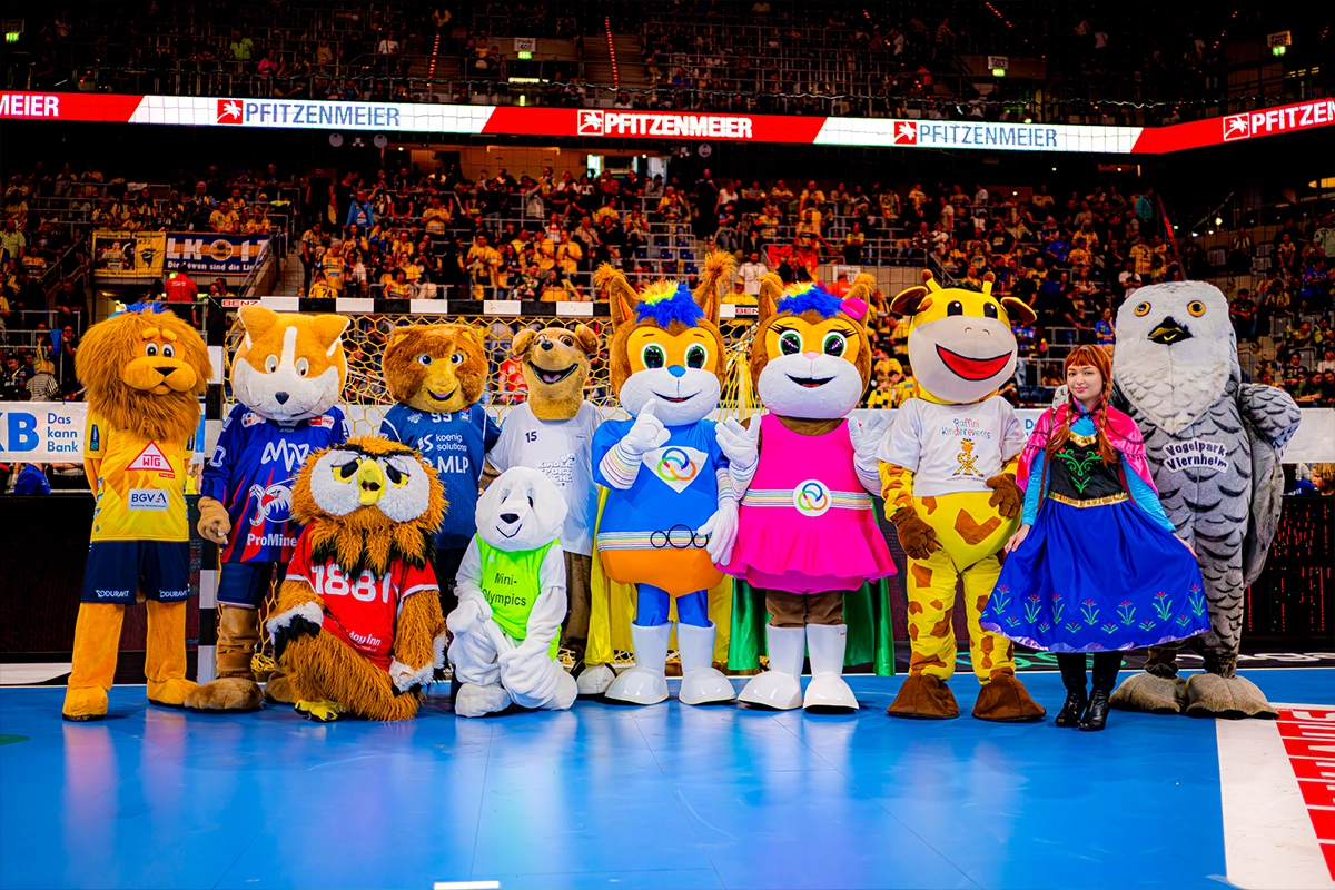 Viele Maskottchen beim Familienspieltag.