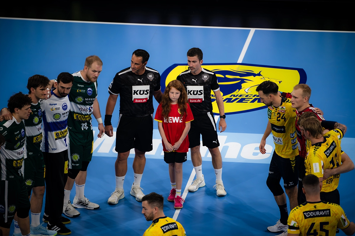 Schiedsrichter mit den Teams.