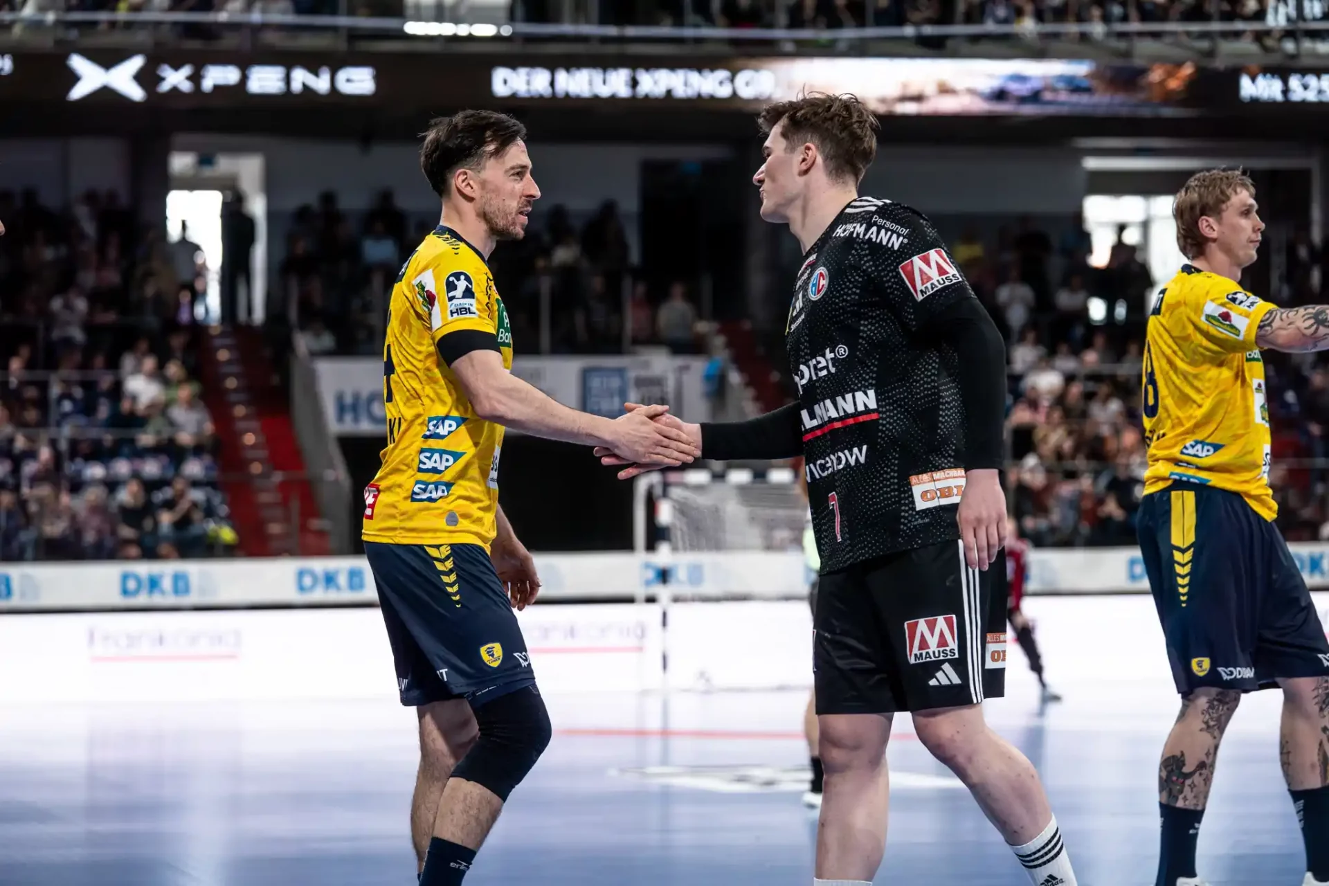 Patrick Groetzki begrüßt einen Spieler von Erlangen.