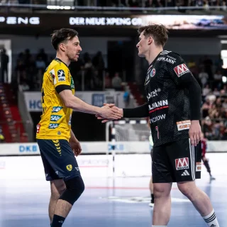 Patrick Groetzki begrüßt einen Spieler von Erlangen.