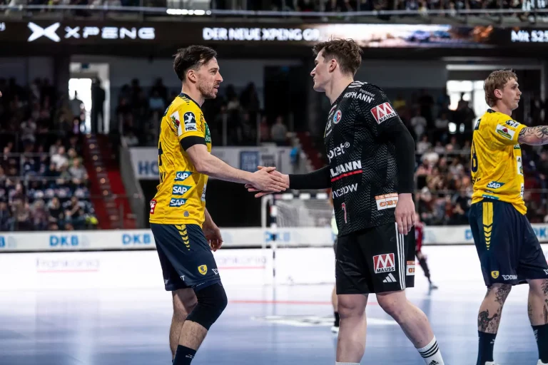 Patrick Groetzki begrüßt einen Spieler von Erlangen.