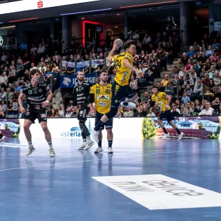 Groetzki wirft im Sprungwurf aufs Tor.