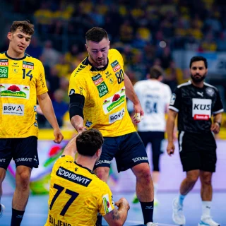 Jannik Kohlbacher hilft Dani Baijens auf.