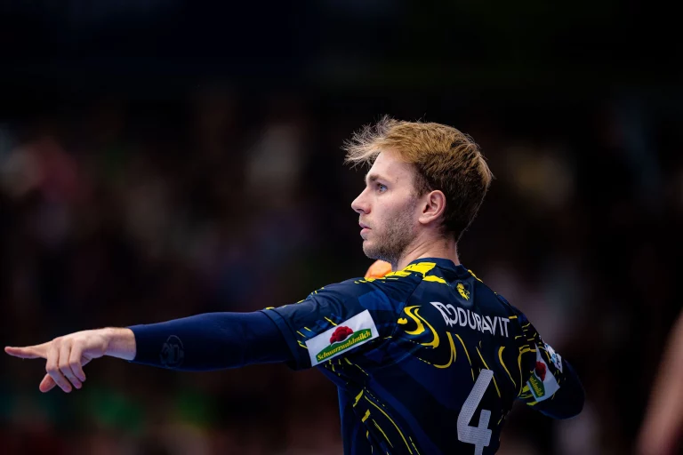 Mathias Larson gibt Anweisungen im Spiel