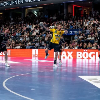 Tim Nothdurft beim 7-Meter Wurf.