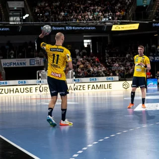 Lukas Sandell passt den Ball zu Haukur Thrastarson.