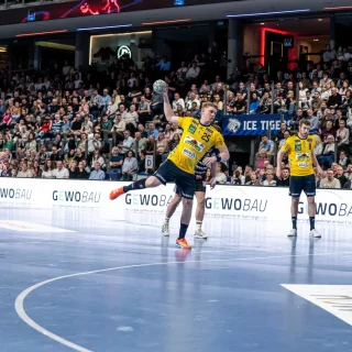 Haukur Thrastarson beim 7-Meter Wurf.