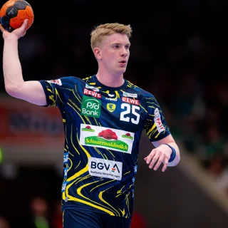 Haukur Thrastarson passt den Ball.