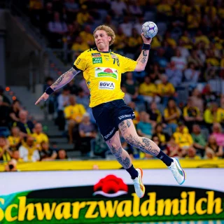 Edwin Aspenbäck im Spungwurf.