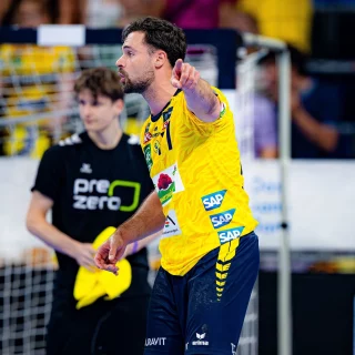 Dani Maiens gibt im Spiel Anweisungen an seine Mitspieler.