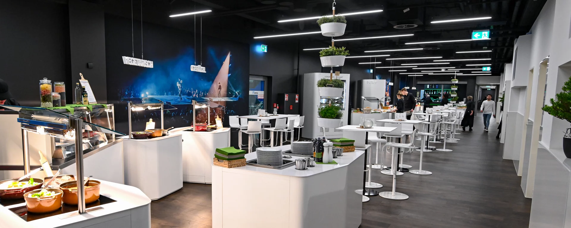 Die Welcome Area mit Buffet im Company Center in der SAP Arena.