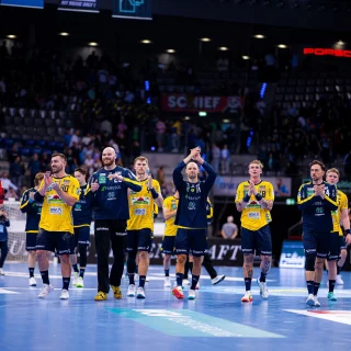 Die Mannschaft jubelt nach dem Sieg in Richtung des Fanblocks.