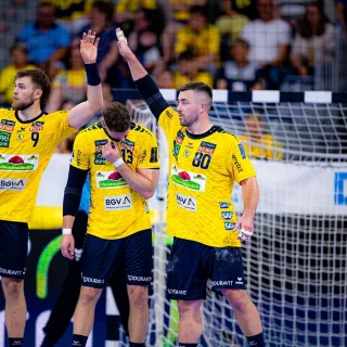 Steven Plucnar und Jannik Kohlbacher klatschen sich ab.