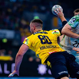 Jannik Kohlbacher im Wurf von Hinten.