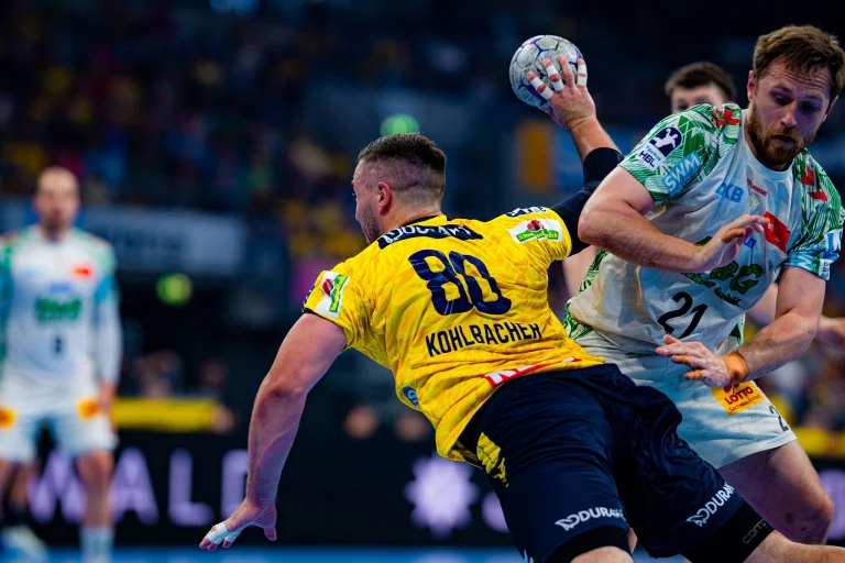 Jannik Kohlbacher im Wurf von Hinten.