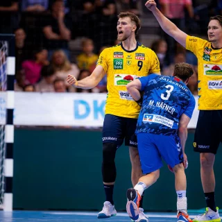 Steven Plucnar und Robert Timmermeister jubeln nach gelungener Abwehr.