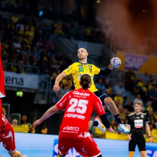 Lukas Sandell im Sprungwurf.