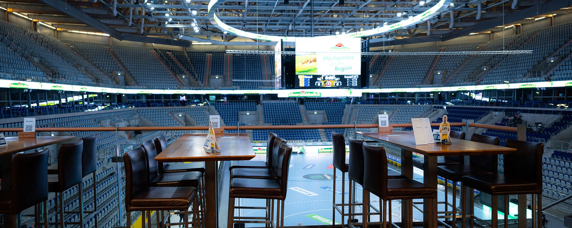 Der Blick von der Sky Lounge auf das Handballfeld in der SAP Arena.