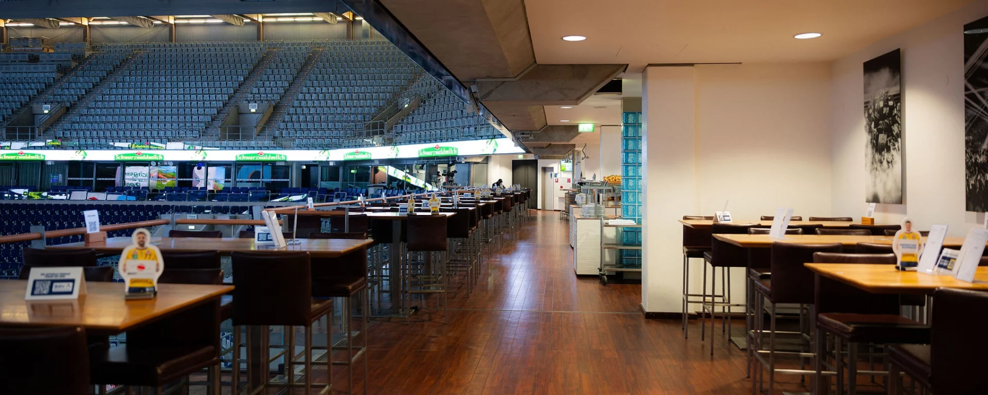 Sicht auf die Tische der Sky Lounge in der SAP Arena.