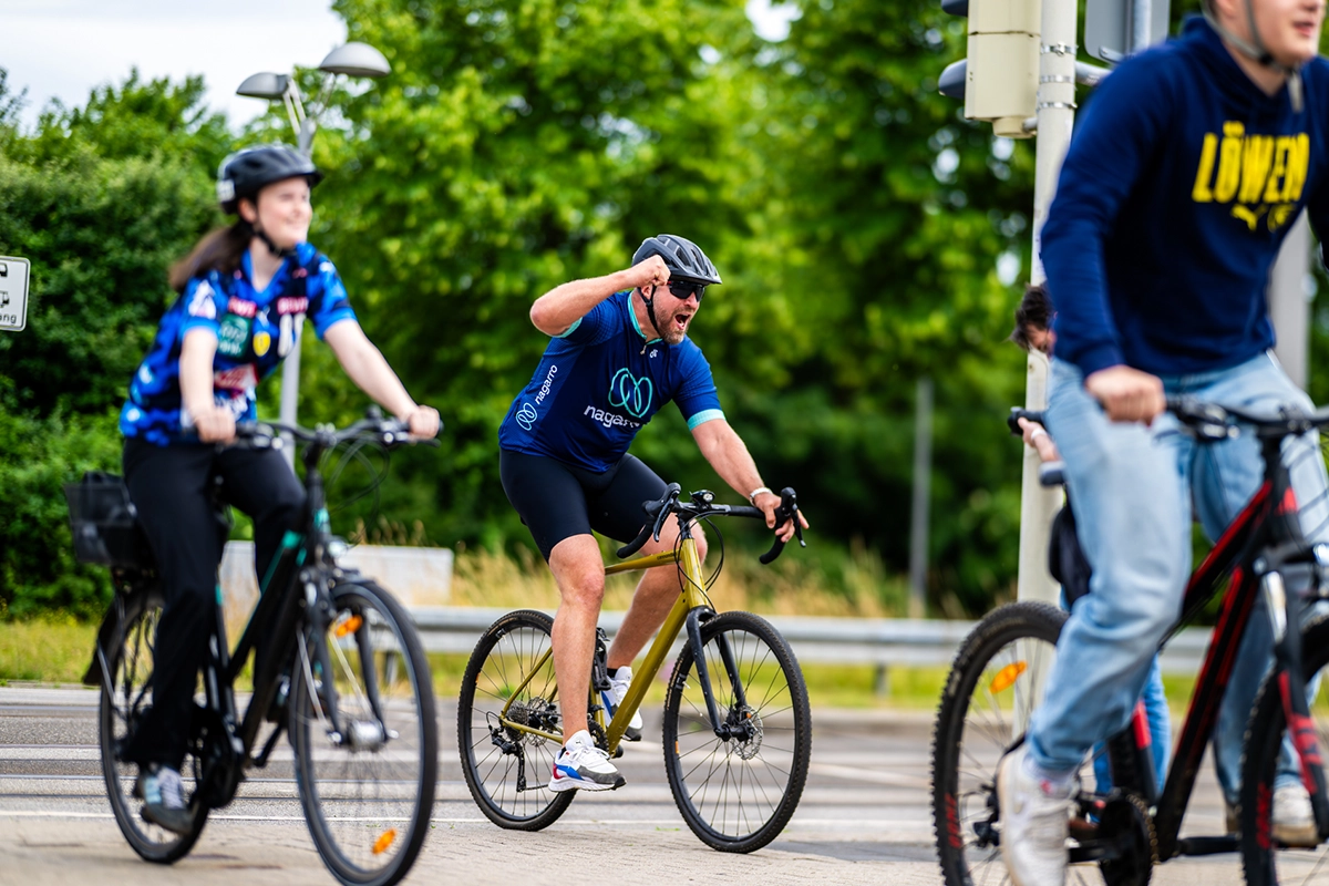 Oli Roggisch auf dem Fahrrad.