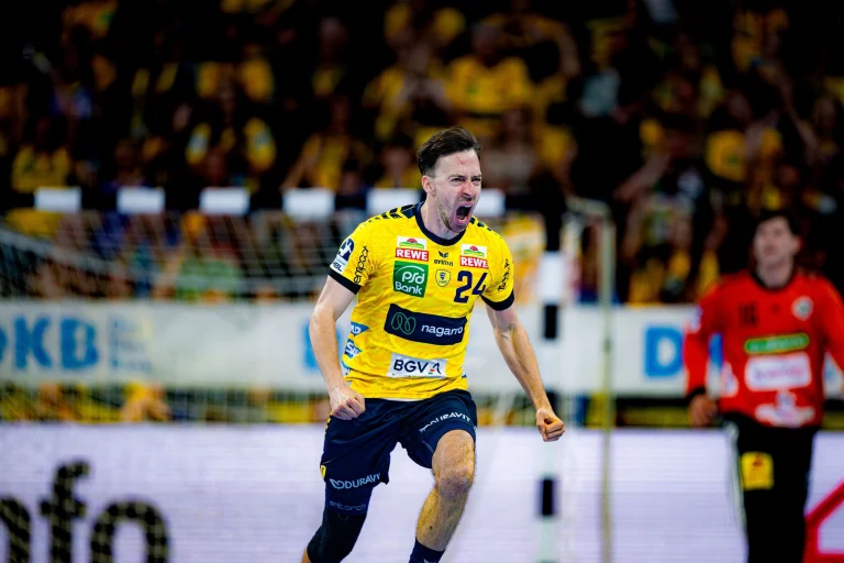 Jubel von Patrick Groetzki nach einem Tor im Spiel gegen den TSV Hannover-Burgdorf.