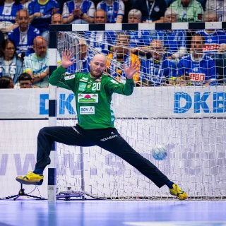 Mike Jensen bei der Abwehr des Balls im Tor.