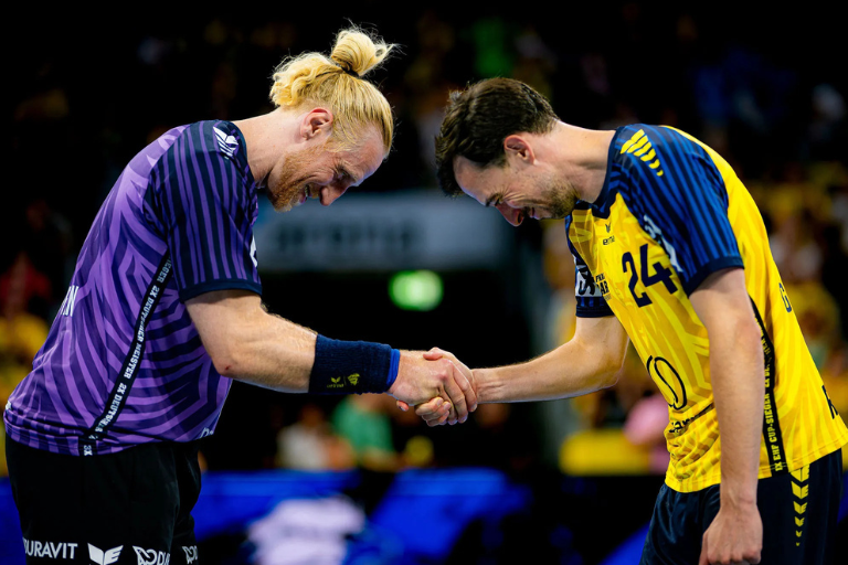 Johnny und Apfel beim Handschlag bei THE FINAL ROAR.