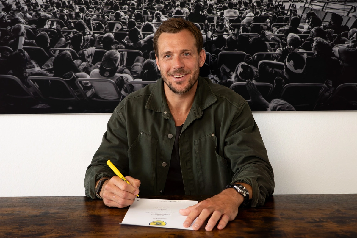 Kentin Mahé bei der Vertragsunterschrift.