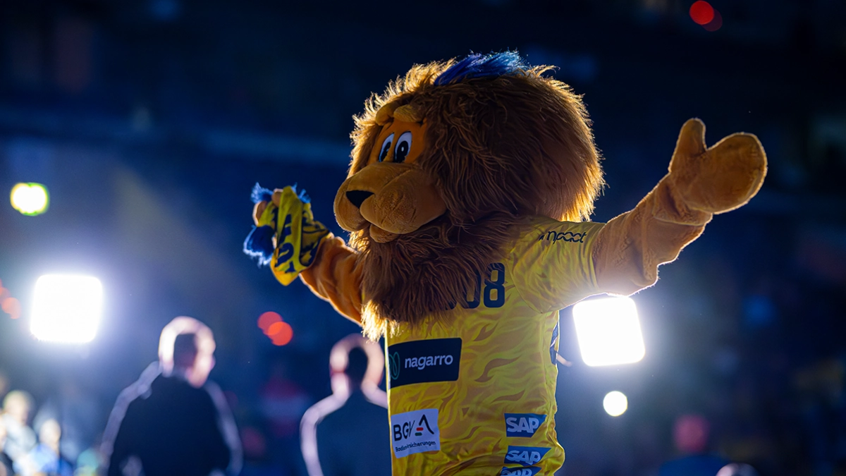 Maskottchen Conny freut sich auf die Saisoneröffnung