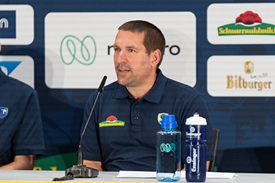 Holger Bachert auf der Saisoneröffnungs-PK
