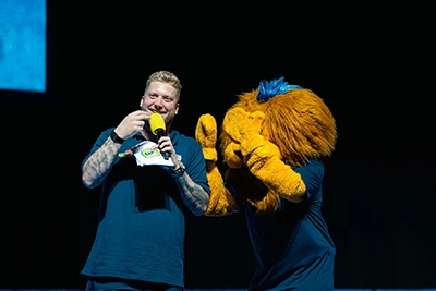 Kevin Gerwin führt durch den Abend in Heidelberg.