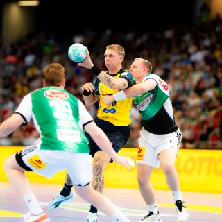 Edwin Aspenbäck mit Ball im Spiel gegen Hannover.