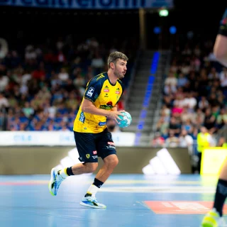 Jacob Lassen mit Ball beim Spiel gegen Hannover.