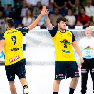 Jacob Lassen und Aron Seesing beim High Five im Spiel gegen Hannover.