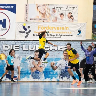 Niclas Mierzwa beim Sprungwurf im Spiel gegen Kornwestheim.