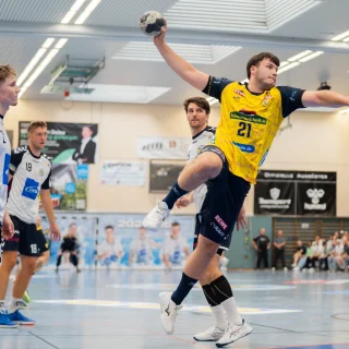 Aron Seesing im Sprungwurf im Spiel gegen Kornwestheim.