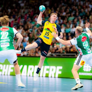 Haukur Thrastarson beim Wurf im Spiel gegen Hannover.