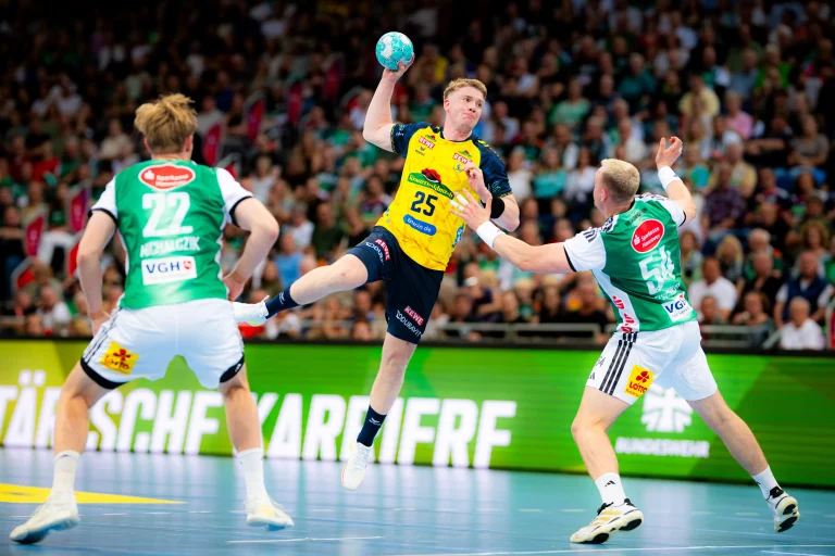 Haukur Thrastarson beim Wurf im Spiel gegen Hannover.