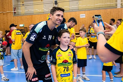 Marius Steinhauser mit einem Fan.