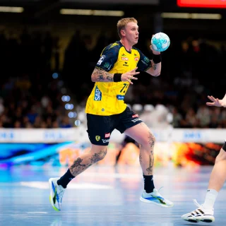 Aspenbäck läuft auf die Abwehr zu beim Spiel gegen Göppingen.
