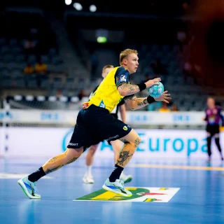 Edwin Aspenbäck mit dem Ball im Spiel gegen den HBW.