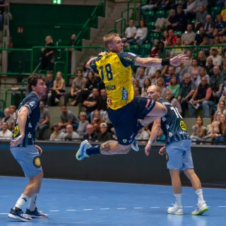 Edwin Aspenbäck beim Wurf im Spiel gegen den Bergischen HC.